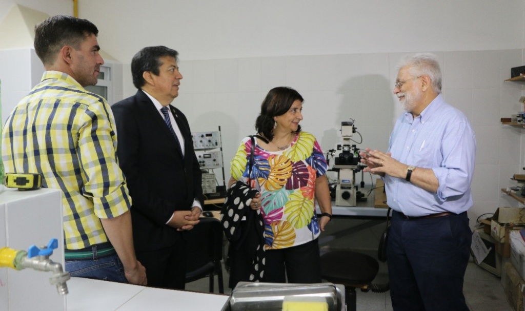 Foto del director del IMSaTeD dialogando con la presidenta del CONICET, Dra. Ana Franchi junto al rector de la UNSE, Ing. Héctor Paz y al Médico veterinario Santiago Olivera.