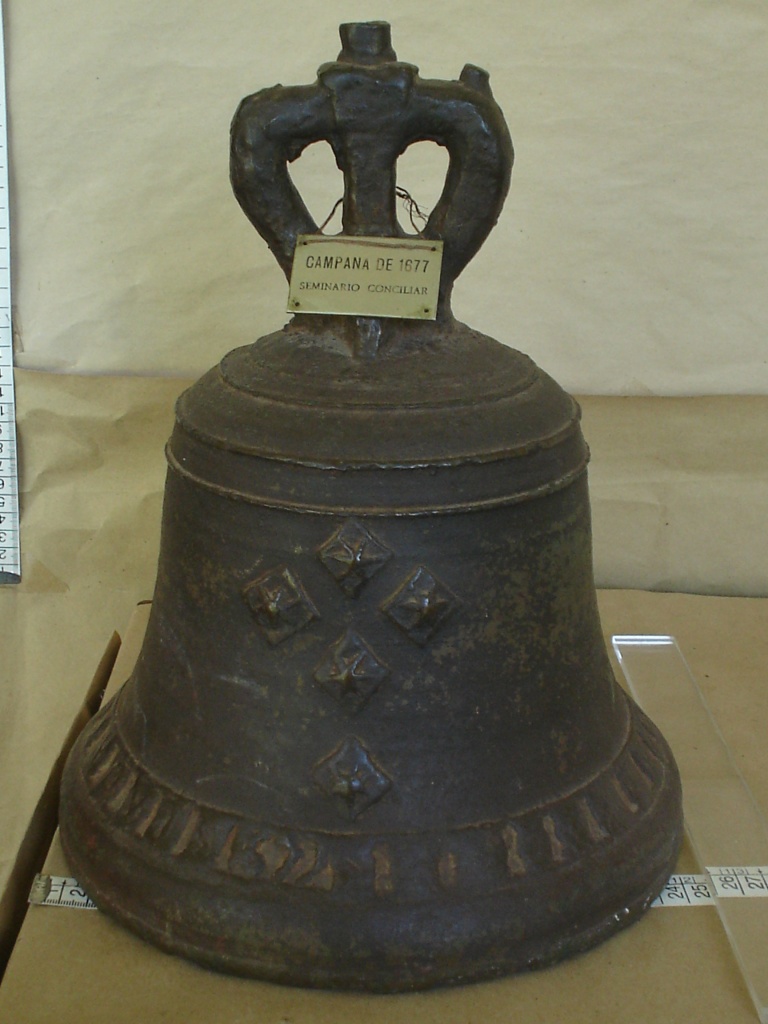 Campana del Seminario Conciliar (MHP).JPG